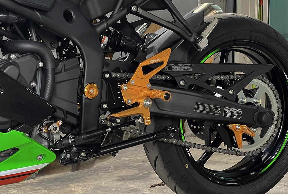 NINJA ZX-25R ZX-4R SE ストリート用 バックステップ 黒 NINJA ZX-25R ZX-4R SE ストリート用 バックステップ 黒