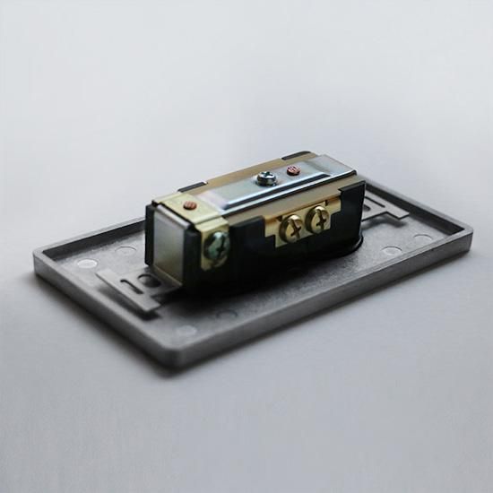 タイコ型コンセントプレート アルミダイカスト | 映画で見たような