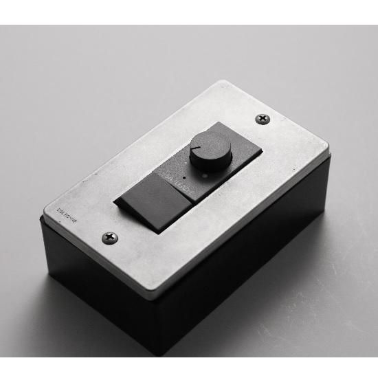 角穴スイッチプレート ダイカスト 3口 | アルミダイカスト製の住宅照明