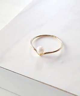 Ring with pearl