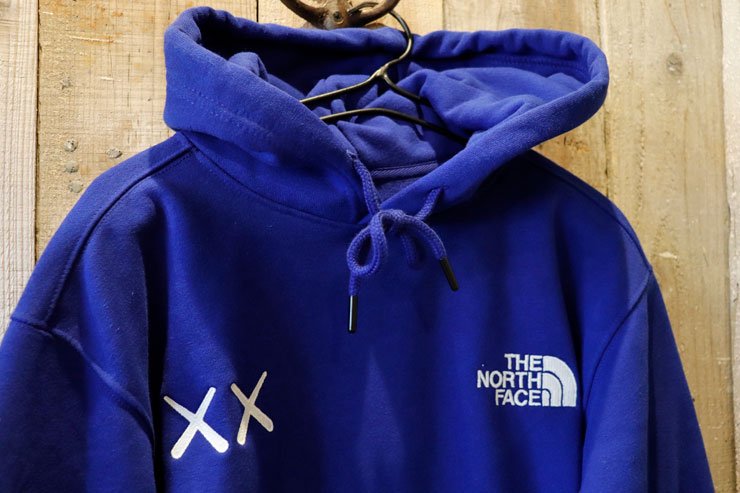 The North Face x kaws(ザ ノースフェイス x カウズ)：ロゴ パーカ