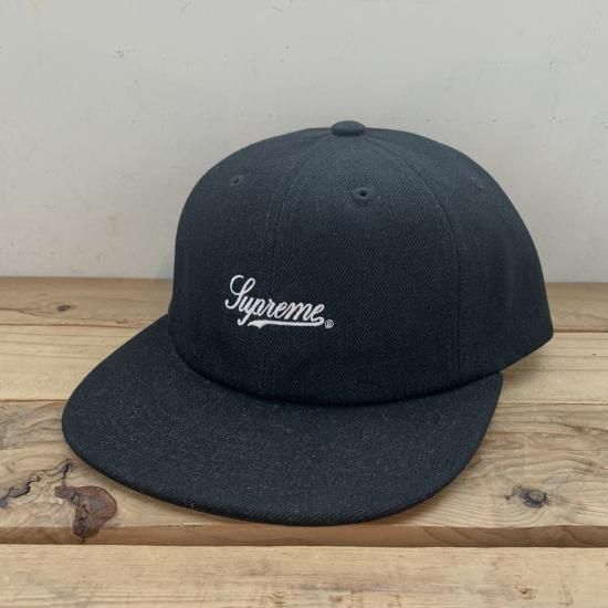 Supreme Script Logo キャップ | ブラック - New York Storage Supreme Script Logo キャップ | ブラック - New York Storage