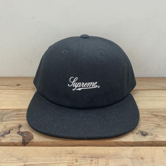 Supreme Script Logo キャップ | ブラック - New York Storage Supreme Script Logo キャップ | ブラック - New York Storage