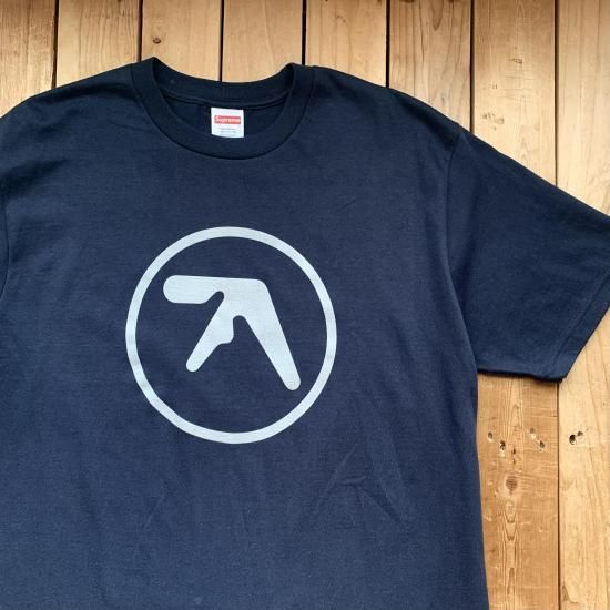 aphex twin Tシャツ エイフェックスツイン supreme テクノ Supreme Aphex Twin Tシャツ Lサイズ ネイビー - メルカリ