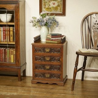 英国アンティーク家具 1900年代 ビクトリアン チェスト 小ぶりな引出し収納 オーク材無垢 彫刻 A291
