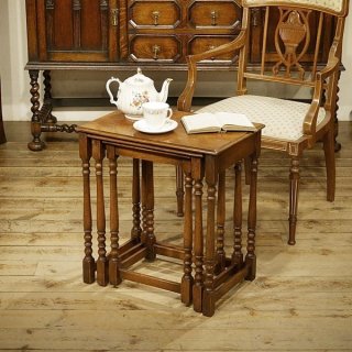 英国イギリスアンティーク家具 ネストテーブル マホガニー材 玉杢 入れ子式テーブル３点セット A583