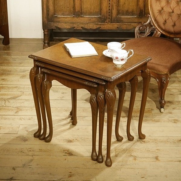 英国イギリス アンティーク家具 杢目がきれいなネストテーブル 猫脚