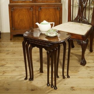 英国イギリスアンティーク家具 ネストテーブル Queen Anne 猫脚 テーブル３点セット マホガニー材 A756