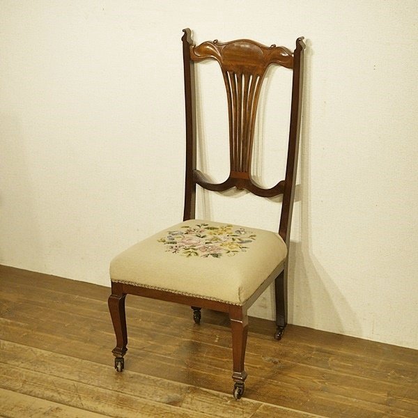 英国イギリスアンティーク家具 座面が低い一人掛けチェア ナーシングチェア ニードルポイント 薔薇刺繍 マホガニー材 A811 - Q'S  ANTIQUES