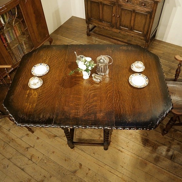 TABLE - Q'S ANTIQUES