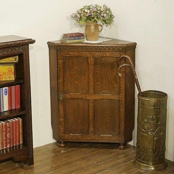 イギリス（オーク材）の小さめキャビネット イギリスアンティーク キャビネット 収納棚 オーク材 v_58473