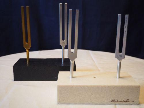 マドモアゼル愛人気チューナー厳選4点＋音叉立て、ハンマー、収納袋セット マドモアゼル愛人気チューナー厳選4点＋音叉立て、ハンマー、収納袋