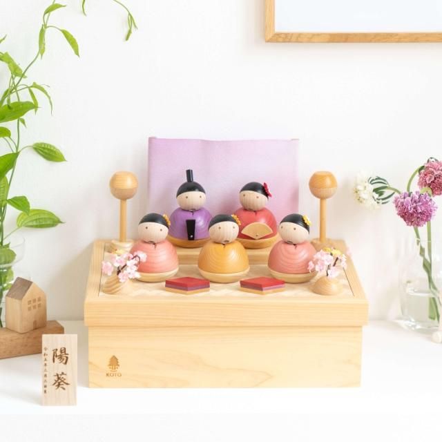 <img class='new_mark_img1' src='https://img.shop-pro.jp/img/new/icons29.gif' style='border:none;display:inline;margin:0px;padding:0px;width:auto;' />ことの木製ひな人形 5人飾り 収納