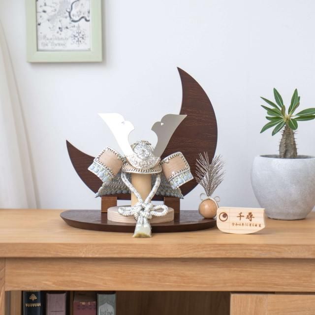 <img class='new_mark_img1' src='https://img.shop-pro.jp/img/new/icons13.gif' style='border:none;display:inline;margin:0px;padding:0px;width:auto;' />ことのオリジナル兜 そら 三日月 ブラウン