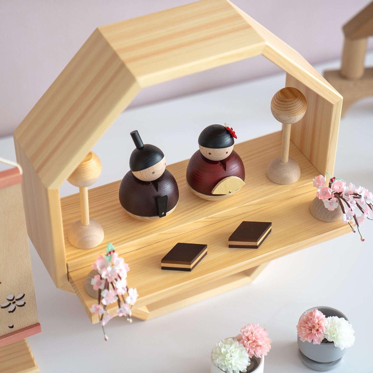 コンパクトでかわいい「ことの木製ひな人形」