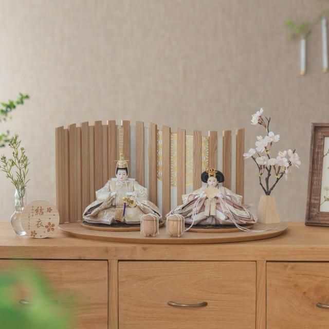 <img class='new_mark_img1' src='https://img.shop-pro.jp/img/new/icons13.gif' style='border:none;display:inline;margin:0px;padding:0px;width:auto;' />ことのひな人形 つき 平台 山格子 N