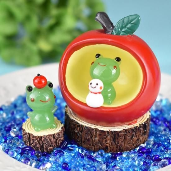 カエルカップル　ガラス細工　ミニチュア ガラス細工｜リンゴのっけカエル｜フォーカートグラスワークス