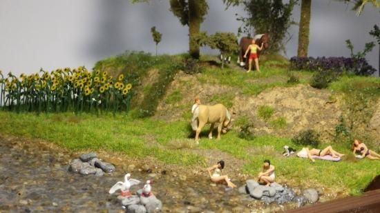 清流で泳ぐ子供たち　ジオラマ 水のある風景 ジオラマ制作 – 絵画造形教室 アトリエてのひら