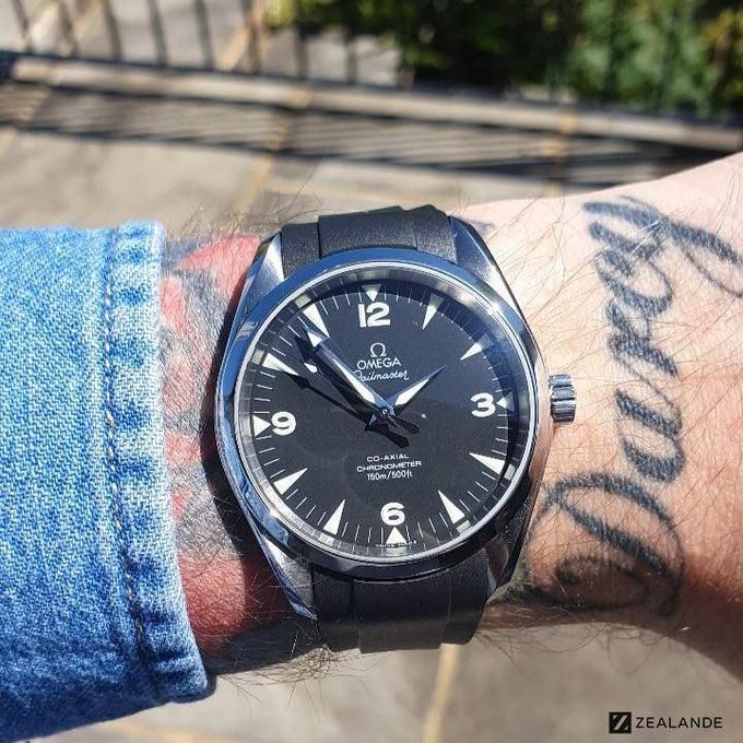 ラバーベルト：オメガ シーマスター アクアテラ レイルマスター ブラック（SEAMASTER RAILMASTER CHRONOMETER  39MM）用 ロレックスラバーベルト・オメガラバーベルト-EBISU LEATHER