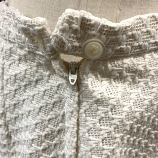 ５０ｓ　６０ｓ　凸凹した織り生地　白　タイトスカート　ヴィンテージ　１９５０年代　１９６０年代　ペンシルスカート - 古着屋サマンサ