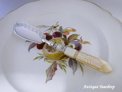 純銀製　1822年　バーミンガム製　白蝶貝ハンドル　植物紋バターナイフ
