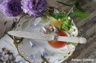 <img class='new_mark_img1' src='https://img.shop-pro.jp/img/new/icons11.gif' style='border:none;display:inline;margin:0px;padding:0px;width:auto;' />純銀製　1902年　シェフィールド製　白蝶貝ハンドル　花紋　ケーキナイフ（ボックス入）