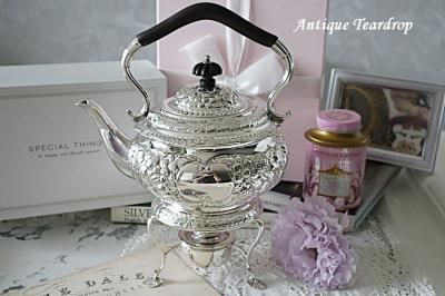 <img class='new_mark_img1' src='https://img.shop-pro.jp/img/new/icons11.gif' style='border:none;display:inline;margin:0px;padding:0px;width:auto;' />純銀製　1901年　シェフィールド製　果実＆花紋　ティーケトル