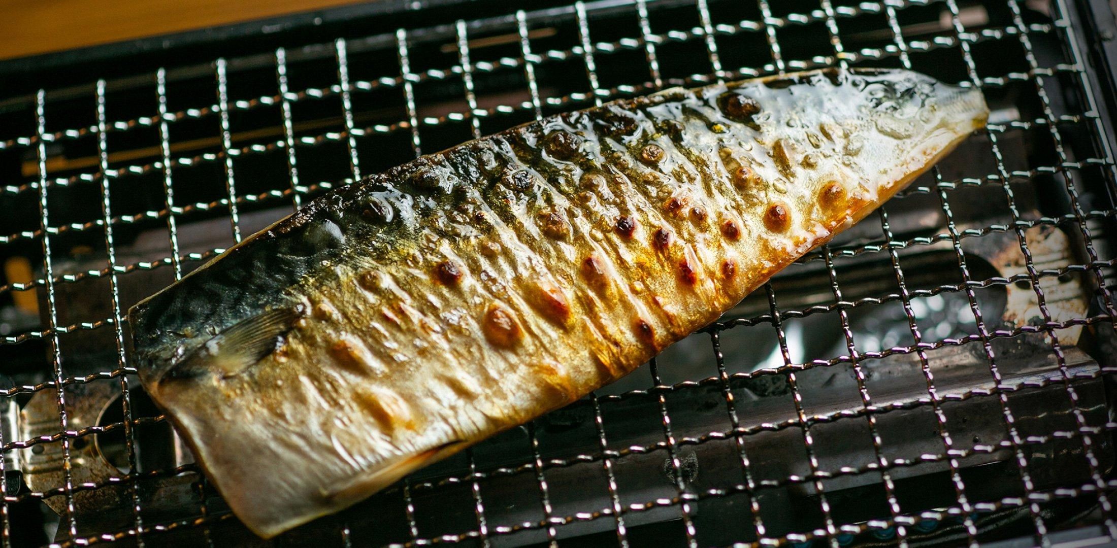<span class="sub-tit">一年の中で最も脂の乗った鯖だけを厳選</span><span class="main-tit">やまごの塩さば</span>