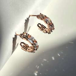 <img class='new_mark_img1' src='https://img.shop-pro.jp/img/new/icons14.gif' style='border:none;display:inline;margin:0px;padding:0px;width:auto;' />Swarovski stone Hoop Earrings 