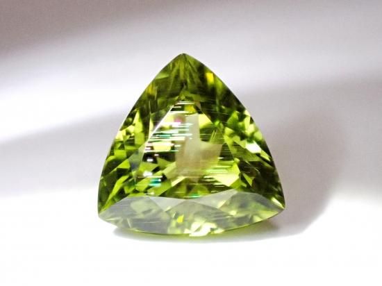 パラサイトペリドット ルース 0.67ct 日独鑑別書 - 宝石ルースを パラサイトペリドット ルース 0.67ct 日独鑑別書 - 宝石ルースを