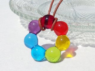 ガラスのリース『りーす【ミニ】【虹】』ネックレス【紐の色、長さ選べます】【受注制作】