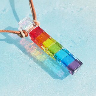 光る虹色ガラス『レインボー【虹】』ネックレス【紐の色、長さ選べます】【太チェーン選べます】【受注制作】