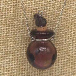 【メール便・送料無料】小さなガラス瓶のアロマペンダント PSK19  パープル ワードローブや気分に合わせて香りを胸元に。可愛いガラスのアクセント♪ 