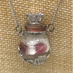【メール便・送料無料】小さなガラス瓶のアロマペンダント  PSK4 コルク栓は王冠風 キラキララインストーン付！ワードローブや気分に合わせて香りを胸元に。可愛いガラスのアクセント♪ 