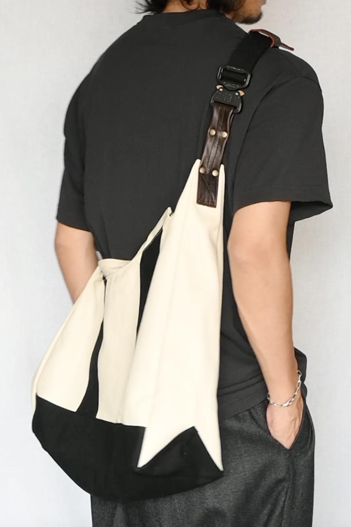 KHOKI 3D CUTTING MESSENGER BAG| ブラック - HEIRLOOM