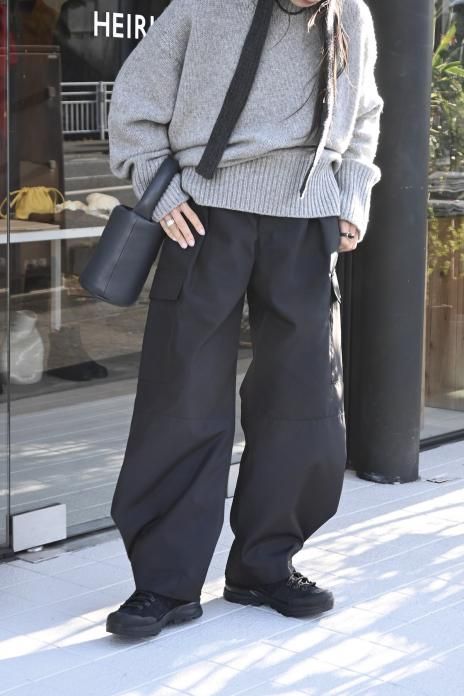 GALERIE VIE / NYLON SILK TAFTA TUCK CARGO PANTS - NAVY