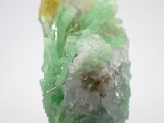 エメラルド原石　ムゾー産　蛍光　とても美しい エメラルド原石 ムゾー産 蛍光 とても美しい - メルカリ