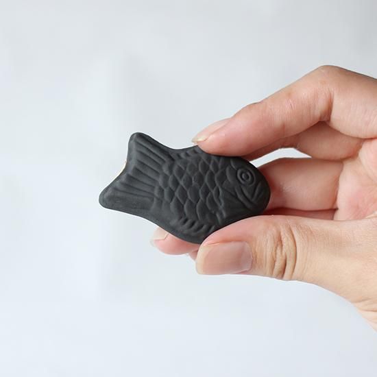 たい焼き　黒XL 美濃焼 陶器箸置き「黒たい焼き」和菓子シリーズ｜イホシロ窯