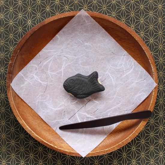 たい焼き　黒XL 美濃焼 陶器箸置き「黒たい焼き」和菓子シリーズ｜イホシロ窯