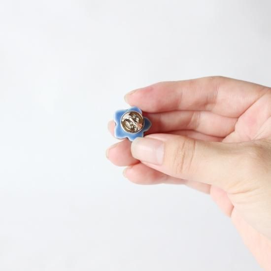 美濃焼陶器 ピンバッジ「桔梗紋 藍色（小）」｜イホシロ窯
