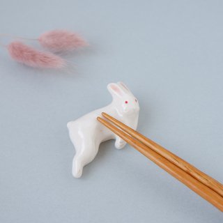 箸置き「ねそべりウサギ　目・赤」動物・干支シリーズ
