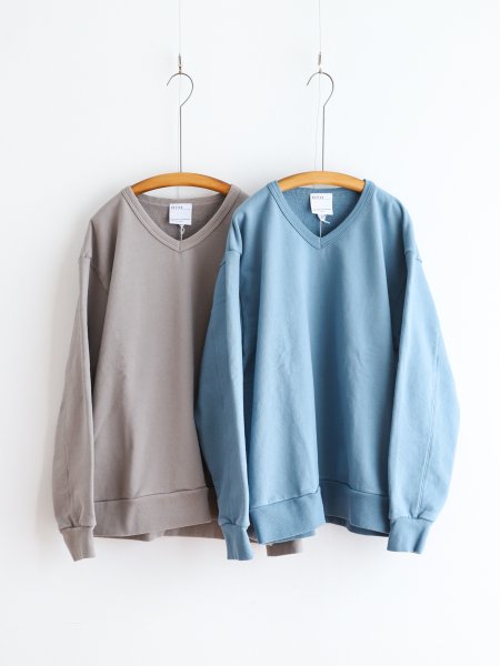 <img class='new_mark_img1' src='https://img.shop-pro.jp/img/new/icons7.gif' style='border:none;display:inline;margin:0px;padding:0px;width:auto;' />BETTER "OPENEND FLEECE V NECK PULLOVER (GREIGE / SMOKE BLUE)