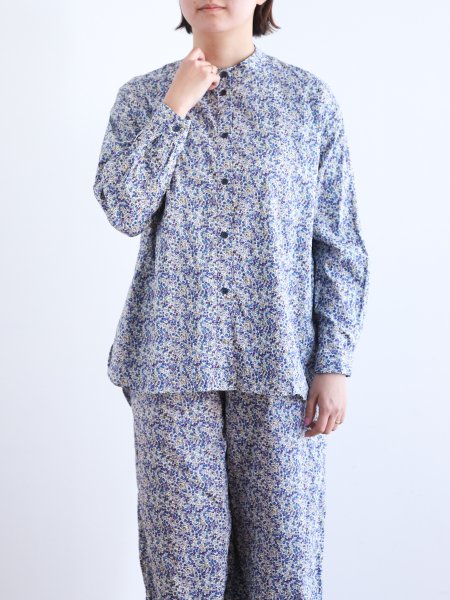 <img class='new_mark_img1' src='https://img.shop-pro.jp/img/new/icons7.gif' style='border:none;display:inline;margin:0px;padding:0px;width:auto;' />ROBE de PEAU " LIBERTY BAND COLLAR BLOUSE ( Blue ) "