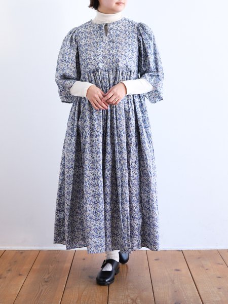 <img class='new_mark_img1' src='https://img.shop-pro.jp/img/new/icons7.gif' style='border:none;display:inline;margin:0px;padding:0px;width:auto;' />ROBE de PEAU " LIBERTY QUILTED ONEPIECE ( Blue ) "
