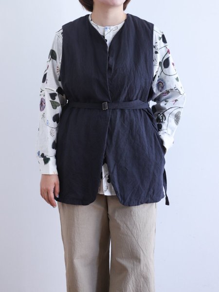 <img class='new_mark_img1' src='https://img.shop-pro.jp/img/new/icons7.gif' style='border:none;display:inline;margin:0px;padding:0px;width:auto;' />ROBE de PEAU " NO COLLAR GILET ( Natural / Black ) "