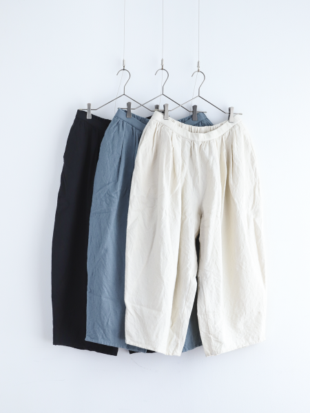 <img class='new_mark_img1' src='https://img.shop-pro.jp/img/new/icons6.gif' style='border:none;display:inline;margin:0px;padding:0px;width:auto;' />ROBE de PEAU " CAMILLE TUCK PANTS ( WHITE / GRAYISH BLUE / BLACK )"