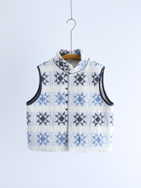 <img class='new_mark_img1' src='https://img.shop-pro.jp/img/new/icons6.gif' style='border:none;display:inline;margin:0px;padding:0px;width:auto;' />qiri " Patchwork quilt jacquard vest ( Off ) "