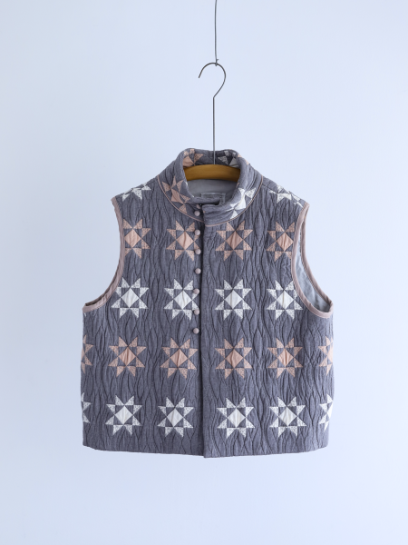 <img class='new_mark_img1' src='https://img.shop-pro.jp/img/new/icons6.gif' style='border:none;display:inline;margin:0px;padding:0px;width:auto;' />qiri " Patchwork quilt jacquard vest (Gray ) "