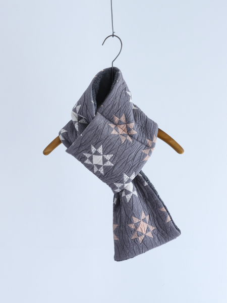 <img class='new_mark_img1' src='https://img.shop-pro.jp/img/new/icons6.gif' style='border:none;display:inline;margin:0px;padding:0px;width:auto;' />qiri " Patchwork quilt jacquard muffler (Gray ) "