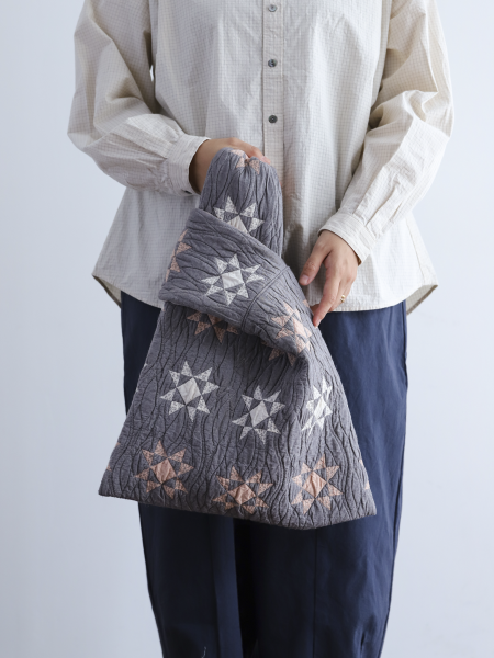 <img class='new_mark_img1' src='https://img.shop-pro.jp/img/new/icons6.gif' style='border:none;display:inline;margin:0px;padding:0px;width:auto;' />qiri " Patchwork quilt jacquard knot bag (Gray ) "